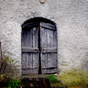 Double porte en bois sur un mur cimenté avec accès via des plances - Italie  - collection de photos clin d'oeil, catégorie portes